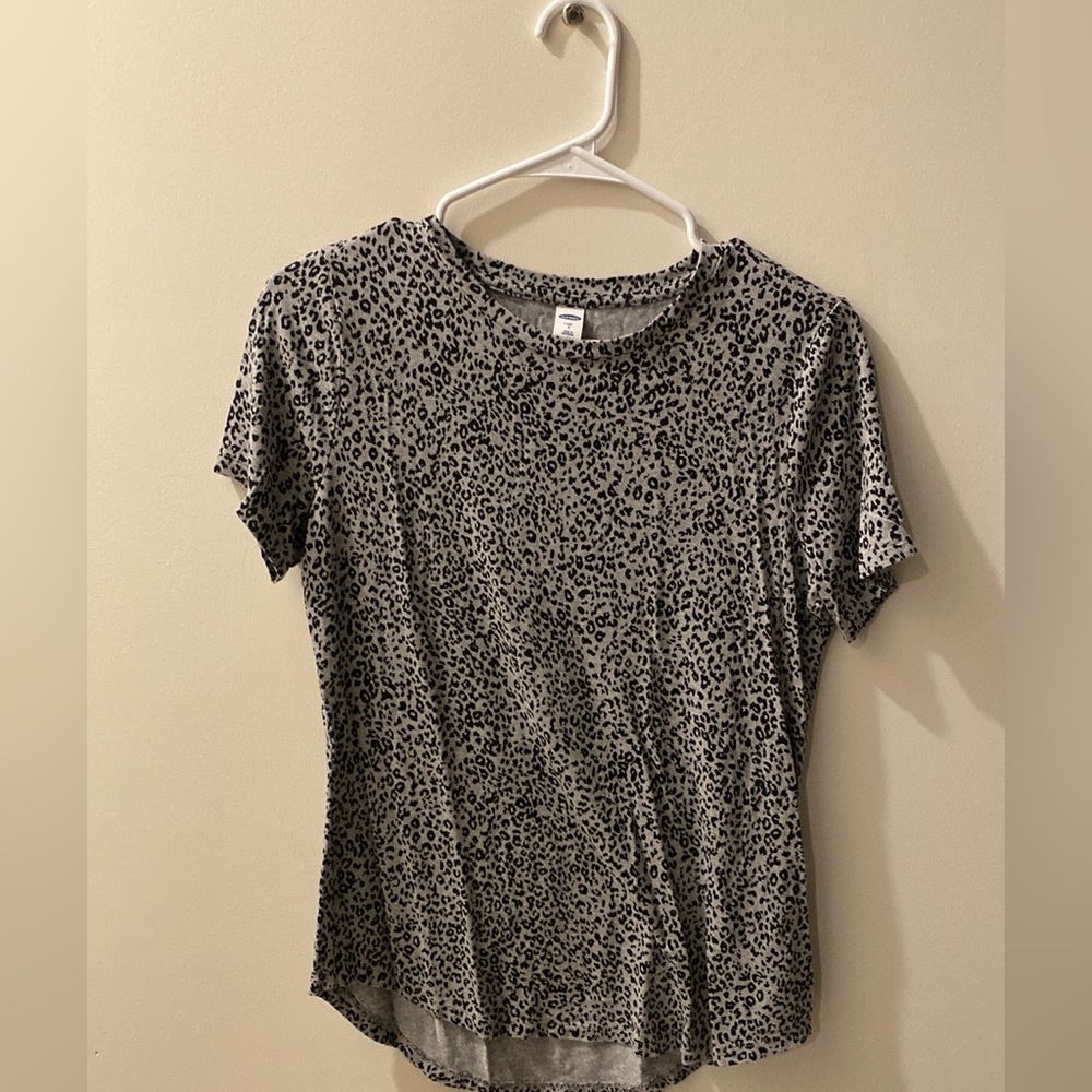 Old Navy gray & black leopard print short sleeve